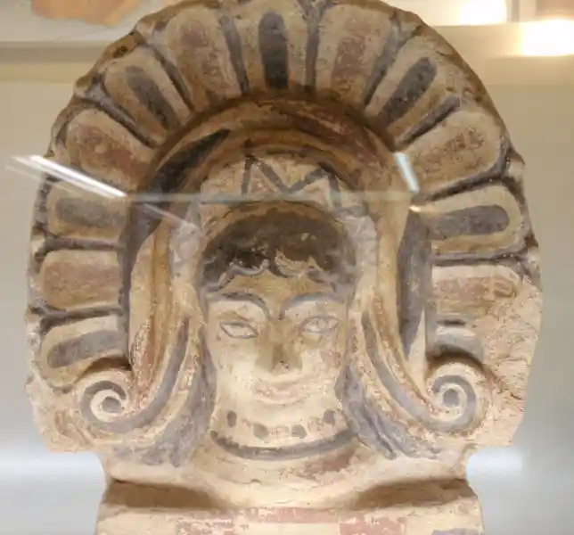 Sun rays or halo-like design on a head sculpture